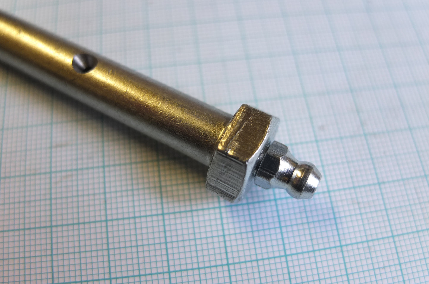 P4/090-91 Seat pivot bolt/grease nipple